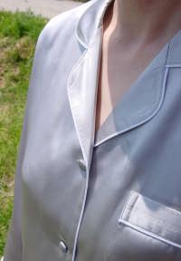 フーティエシルクパジャマ　シルバーの襟元はホワイトのパイピン（縁取り）がついていてシャープさが引き立ちます。シルク100％のシルクパジャマフーティエブランドのシルクパジャマ